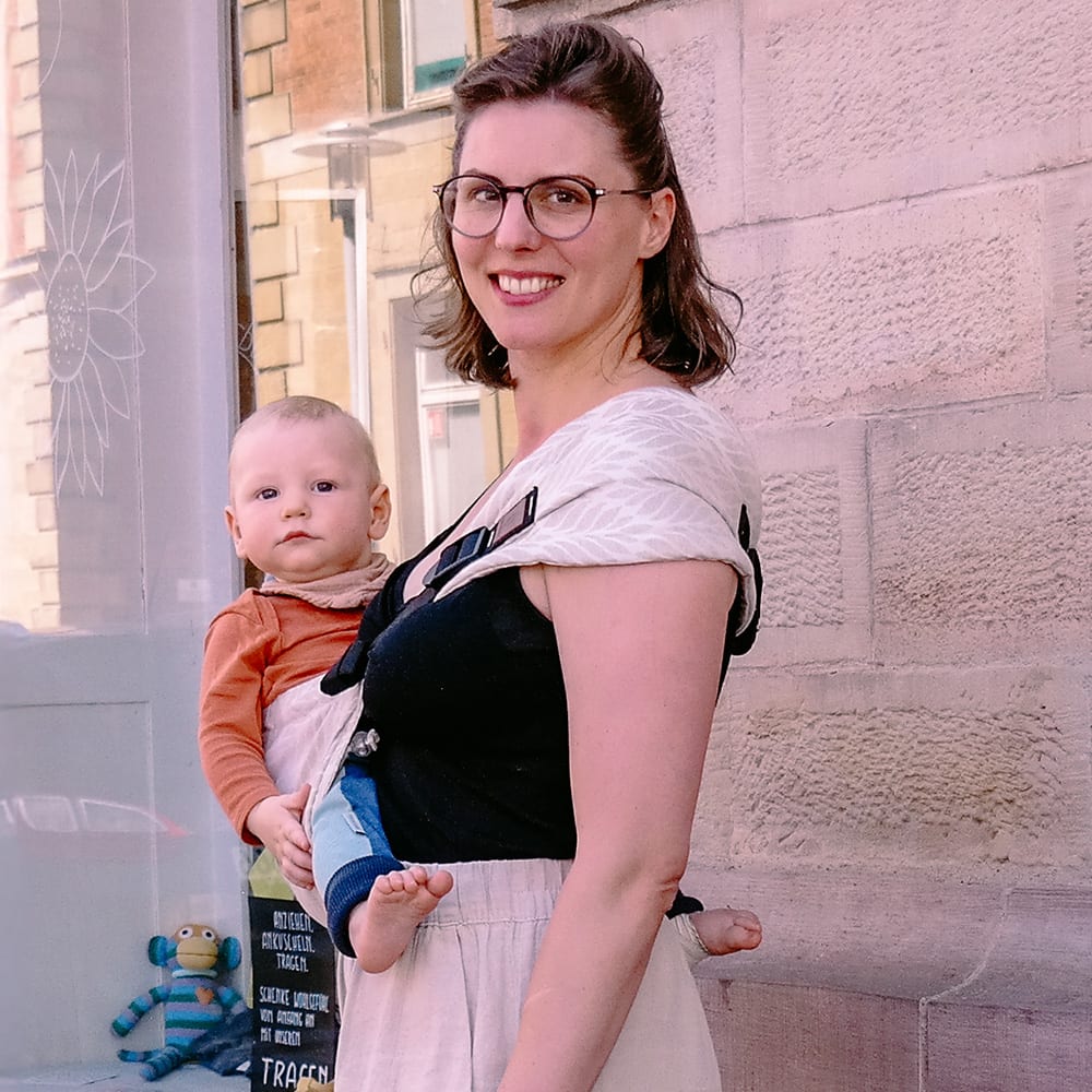 Didymos DidyHip Hüfttrage – Trias Creme Leinen – helle Hüfttrage mit Baby, Seitenansicht