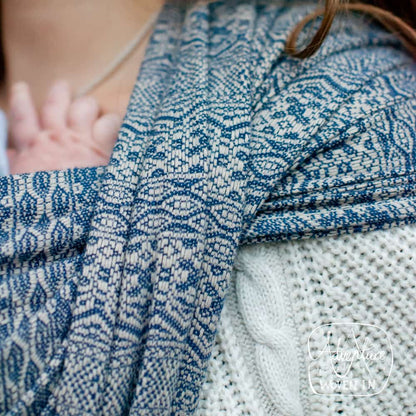 Didymos Babytragetuch Ada – Größe 7 – Nahaufnahme des blauen Tragetuchmusters