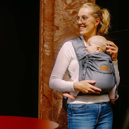 Didymos DidyFlow Babytrage – Doubleface Anthrazit – Person trägt Baby in anthrazitfarbener Trage