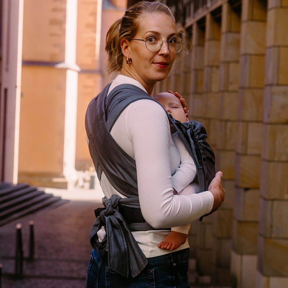 Didymos DidyFlow Babytrage – Doubleface Anthrazit – anthrazitfarbene Trage beim Rückentragen, seitlich