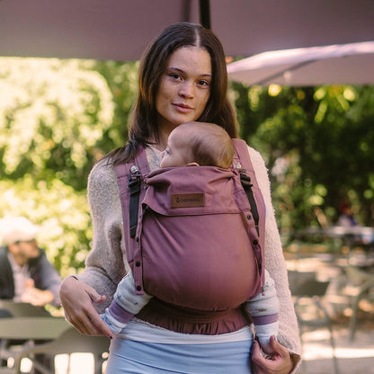 Didymos DidyFlow Babytrage – Berry – beerenfarbene Babytrage beim Tragen von vorn