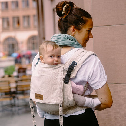 Didymos DidyFlow Babytrage – Leo Pure Leinen – helle Leinen-Babytrage beim Rückentragen, seitlich