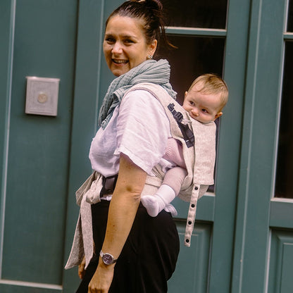 Didymos DidyFlow Babytrage – Leo Pure Leinen – Rückentragen in heller Babytrage, Ansicht von hinten