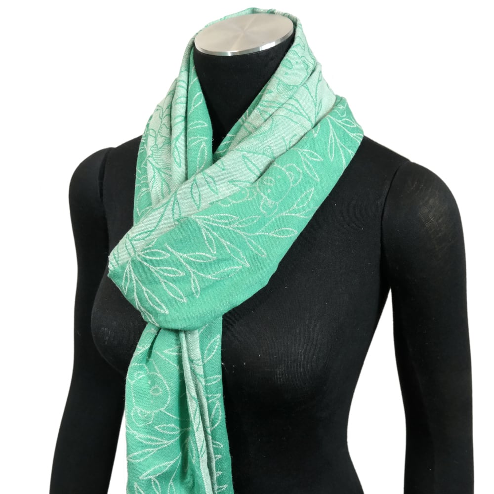 Didymos Puppentragetuch Koala Evergreen – grünes Puppentragetuch am Schaufensterkörper
