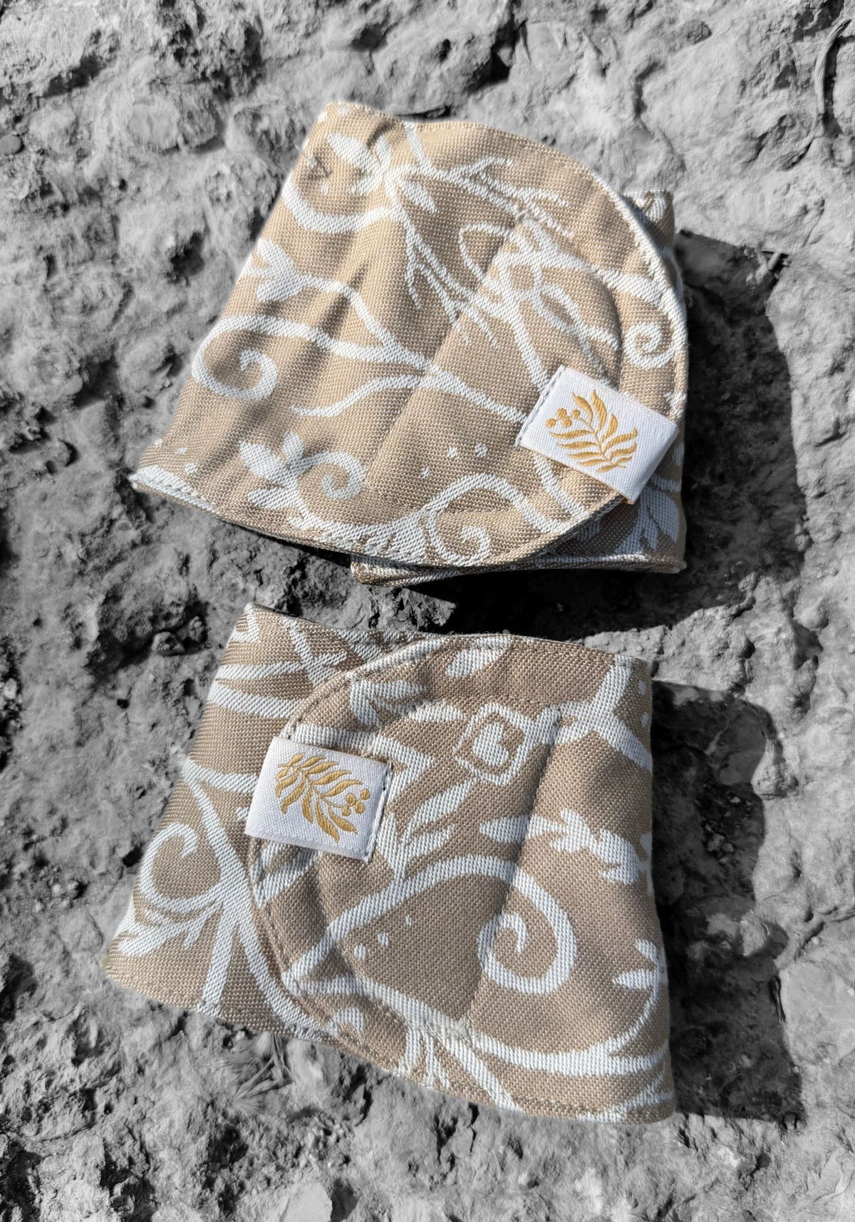LELIBA Gurtschoner – 1 Paar – graubeige Gurtschoner mit floralem Muster
