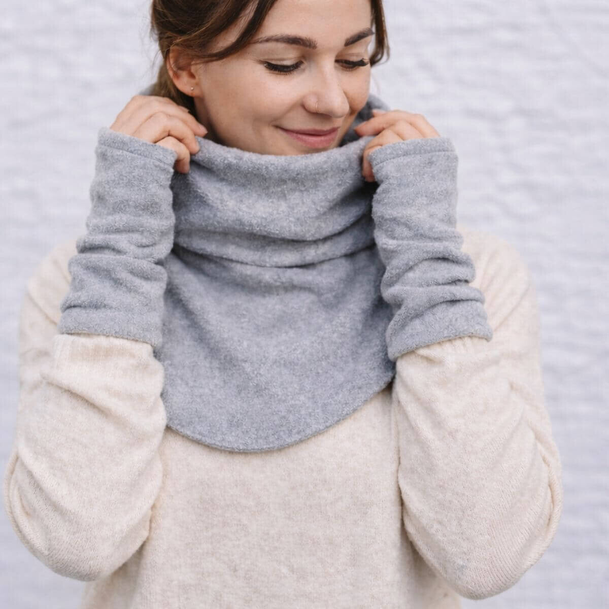 Hoppediz Schalkragen-Set – Schalkragen und Handstulpen – Person trägt grauen Schalkragen und Handstulpen