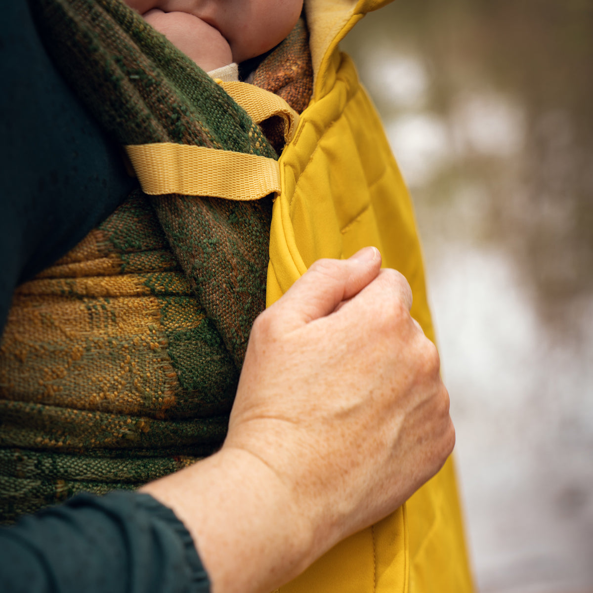 mamalila Softshell-Tragecover Allrounder – Nahaufnahme von gelbem Cover und Befestigung