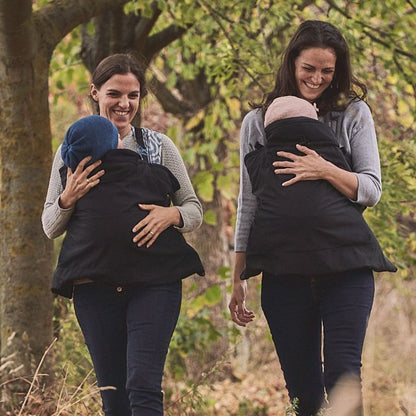 mamalila Softshell-Tragecover Allrounder – zwei Personen tragen Babys unter schwarzen Softshell-Covern